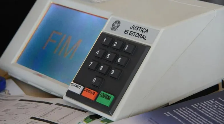 Eleitor verá seis fotos na urna eletrônica ao votar para o Senado; entenda