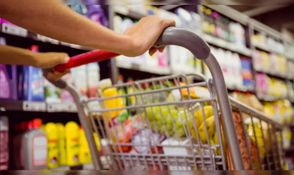 Cesta básica exige 105 horas de trabalho e consome 52% do salário mínimo