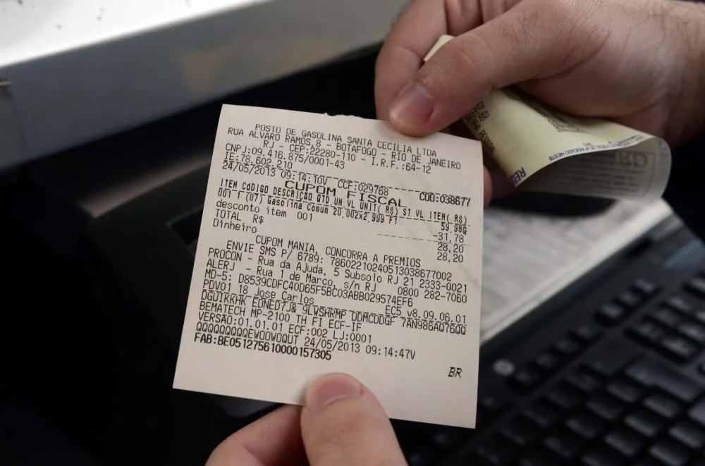 Motoristas devem exigir nota fiscal e conferir a bomba ao abastecer, orienta SindiPostos
