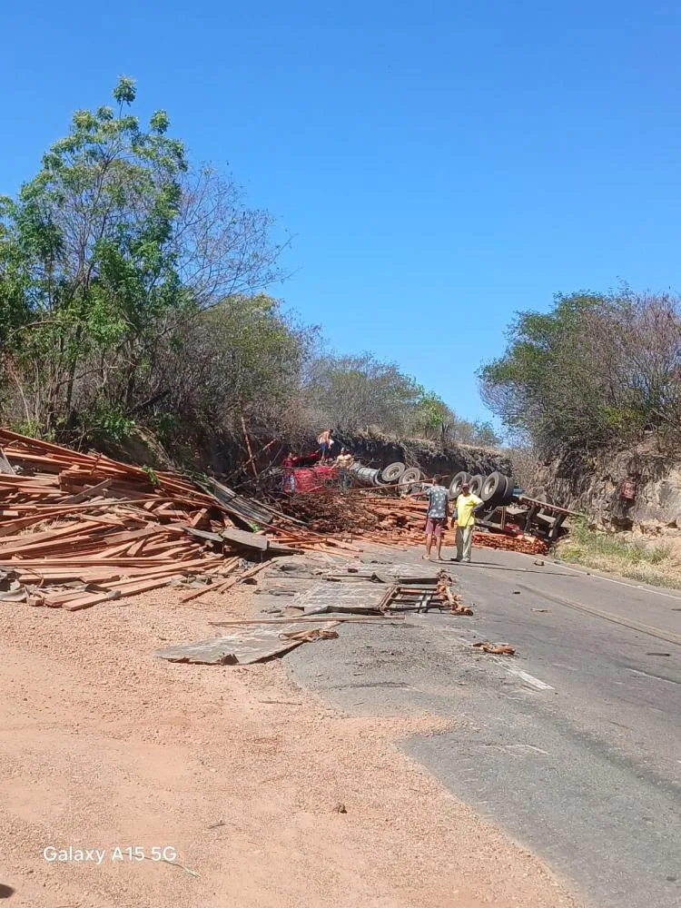 Carreta tomba na subida do Corte, na Serra Vermelha, em São Raimundo Nonato