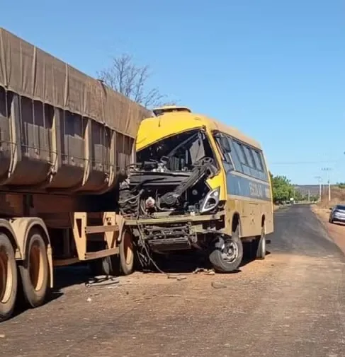 Ônibus escolar bate na traseira de carreta que aguardava conserto nas margens da PI-144