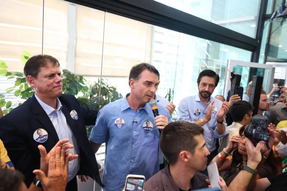 Flávio Bolsonaro diz que olha para o STF com nojo e fala em ser 'presidente de transição'
