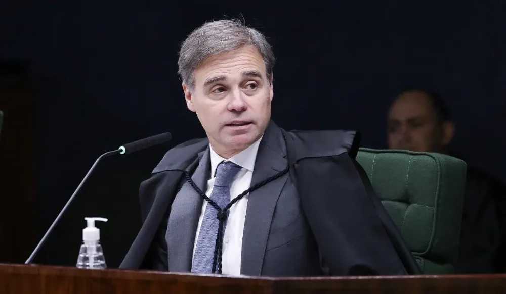 O empresário Daniel Vorcaro (esq.) e o ministro Alexandre de Moraes (dir.) • Reprodução e Luiz Silveira/STF