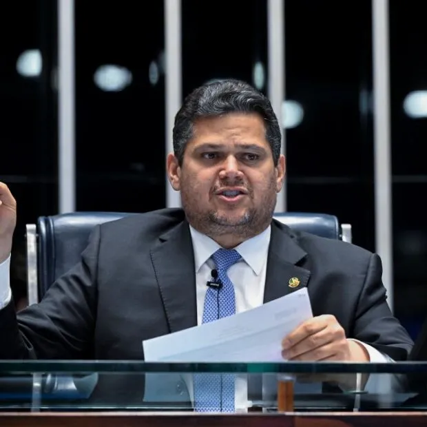 Alcolumbre frustra governo Lula e deixa fim da 6x1 para depois do 1º turno da eleição