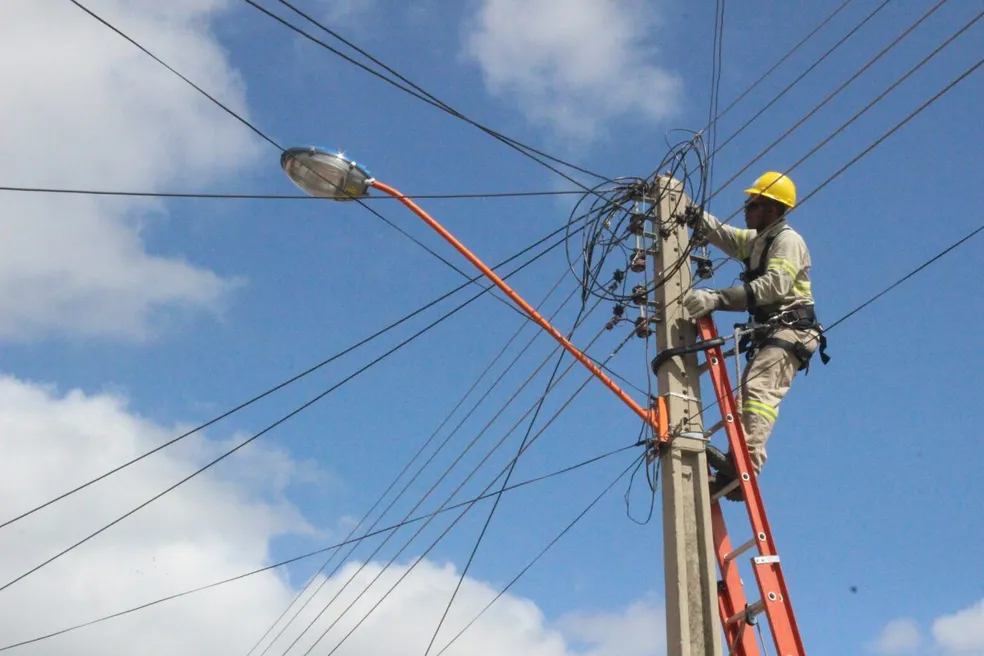 Moradores relatam constantes oscilações e falta de energia em São Raimundo Nonato