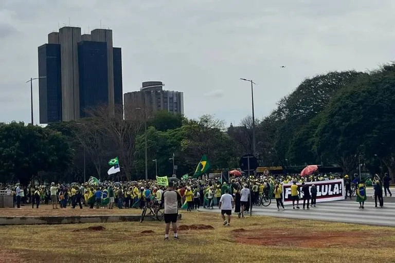 Manifestantes em Brasília pedem saída de Moraes e Lula no 7 de Setembro