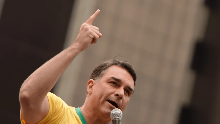 Flávio defende acabar com “consórcio” Lula-Moraes e cita “terceira facada”