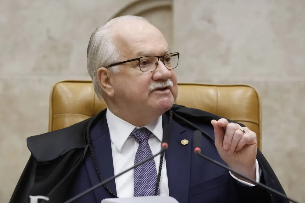Fachin avalia tirar de Mendonça e assumir casos Master e INSS para conter crise no STF