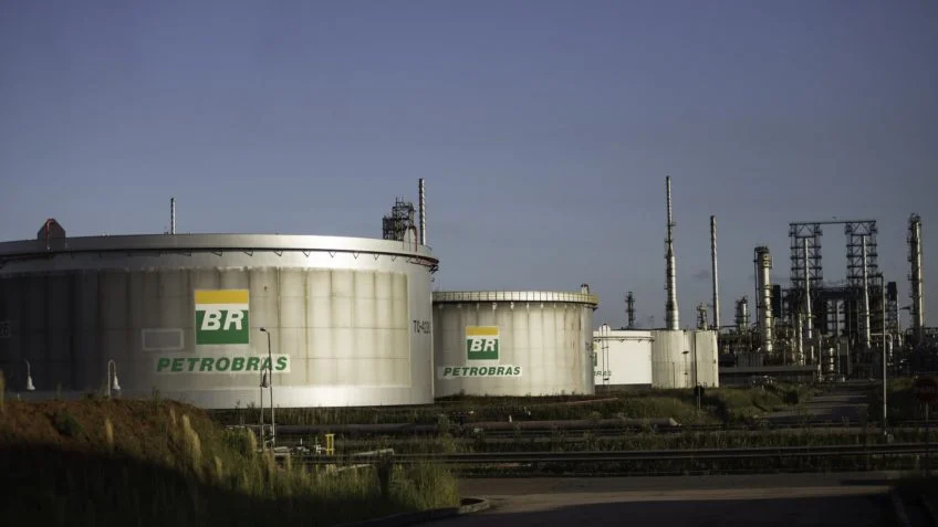 Petrobras volta atrás em reajuste da gasolina horas após anúncio