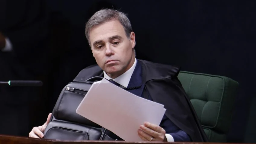 Mendonça é informado que 3 ministros foram alvo da inteligência da PF