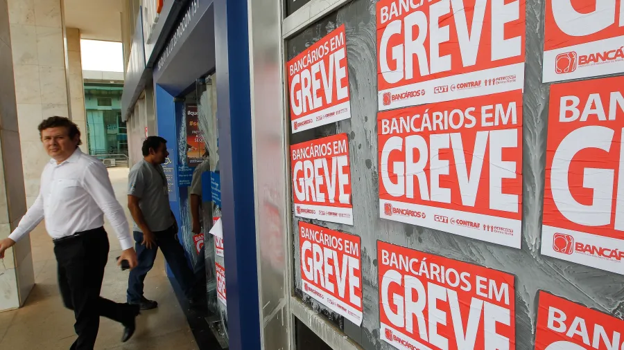 Funcionários da Caixa rejeitam proposta final do banco, e greve continua
