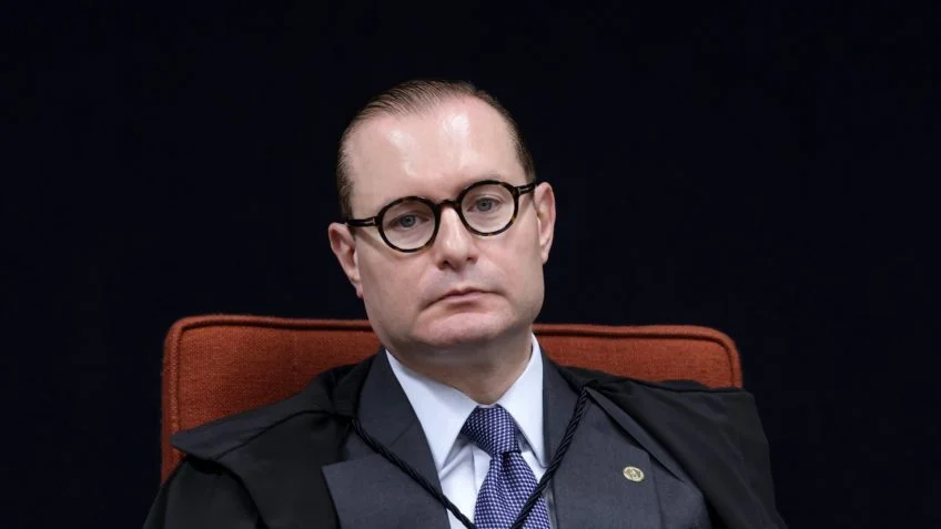 PF entrega a Zanin cópia dos dados do celular de Vorcaro