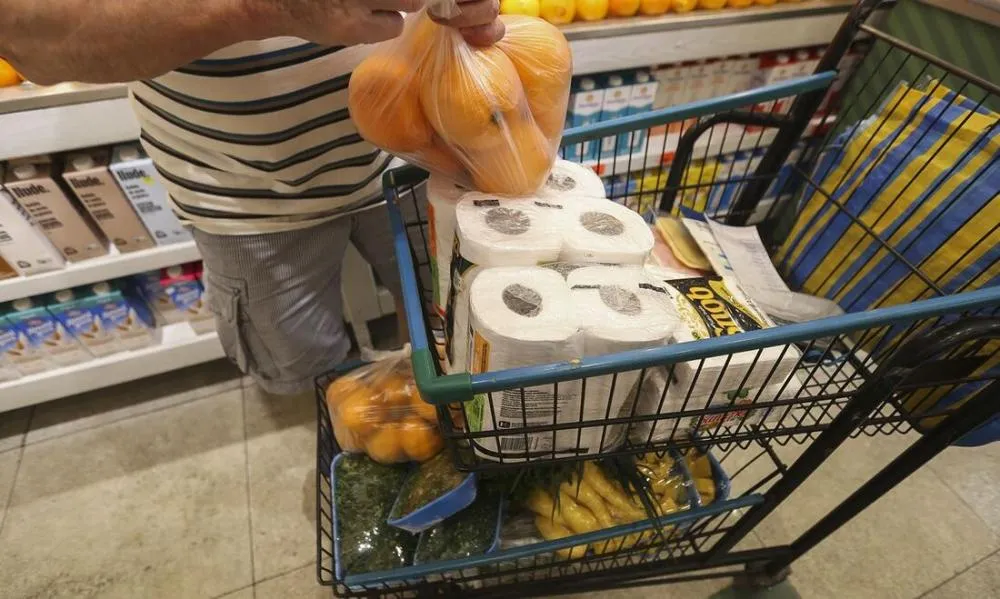 Intenção de consumo das famílias recua 0,3% em setembro, diz CNC