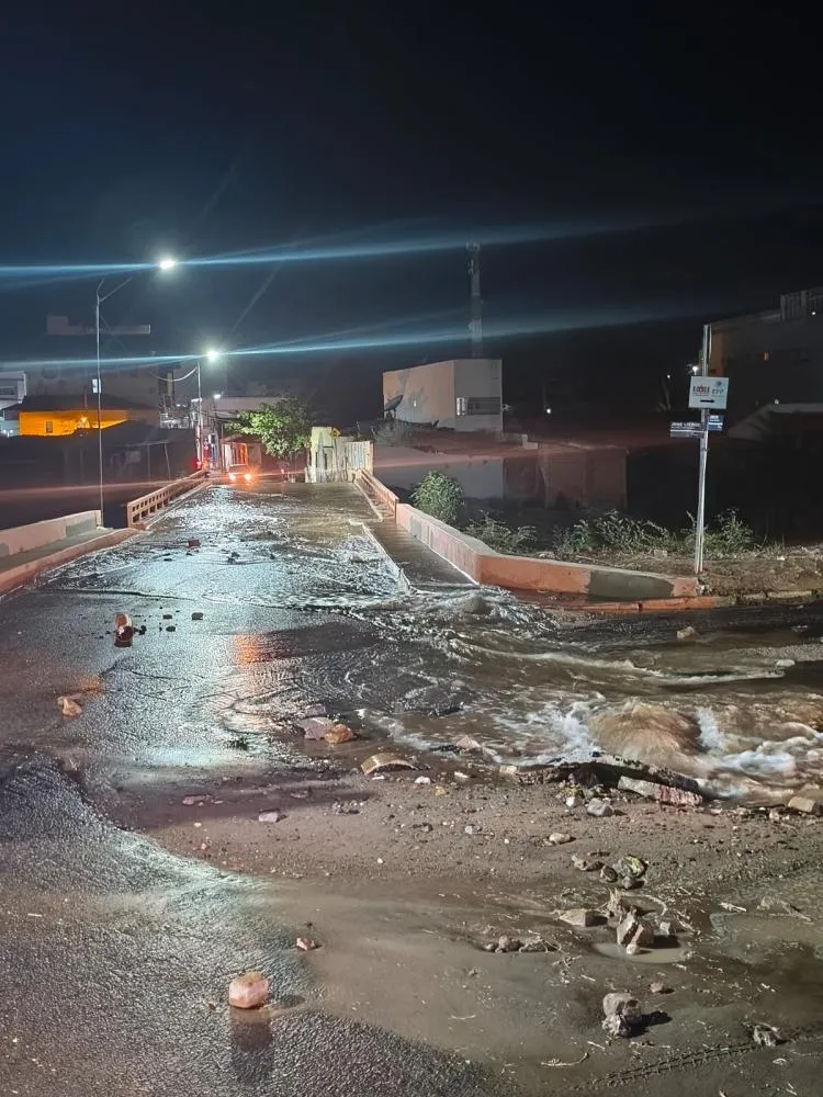 Cratera com vazamento de água preocupa motoristas no Centro de São Raimundo Nonato