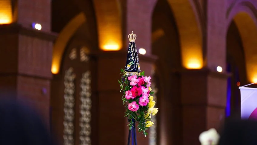 Campanha de Flávio Bolsonaro vê estrago com notícia falsa sobre Nossa Senhora e tenta conter danos