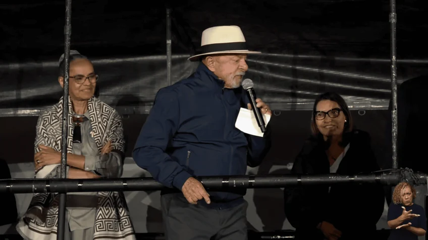 Lula critica times de futebol e Janja faz sinal para presidente parar
