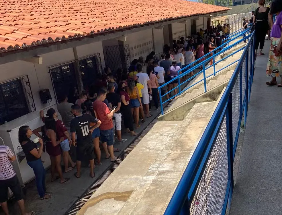 Eleições 2026: veja como consultar tamanho da fila de votação e fazer 'cola' de candidatos