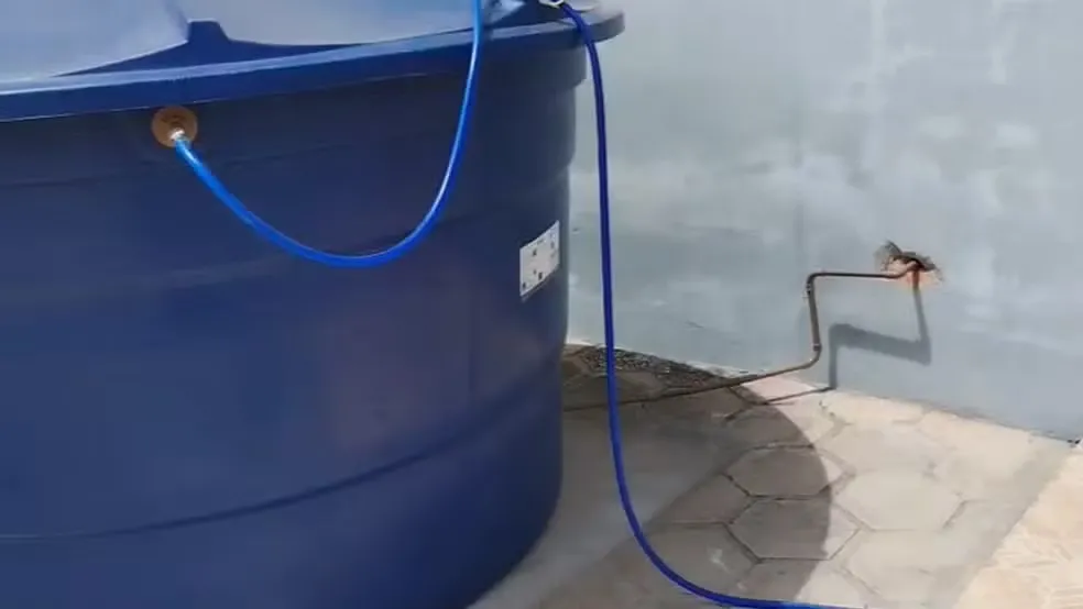 Morador instala bomba e caixa d’água fora de casa para contornar falta de abastecimento