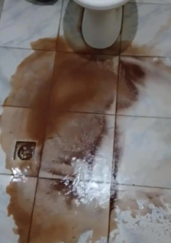 Morador denuncia água com coloração de barro sendo distribuída em São Raimundo Nonato