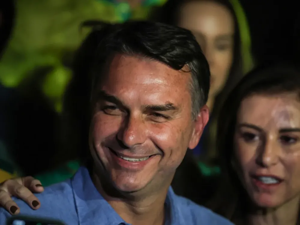 É o fim da era do PT, diz Flávio Bolsonaro após terminar primeiro turno na frente de Lula