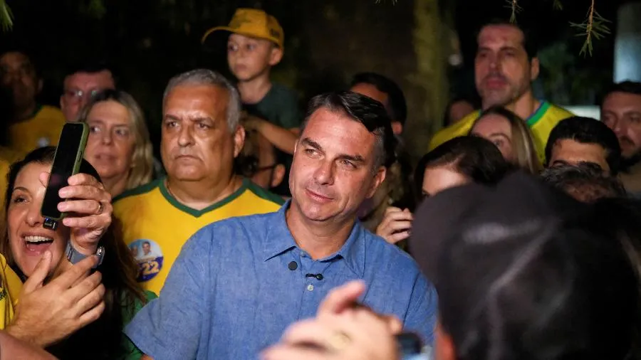 Família Bolsonaro elege 4 congressistas e Flávio vai ao 2º turno