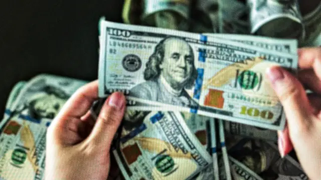 Dólar cai abaixo de R$ 5 após resultado do primeiro turno das eleições