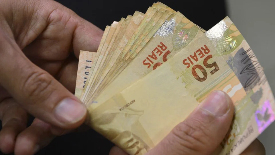 Pagamento do 13º salário tem parcela antecipada em 2026