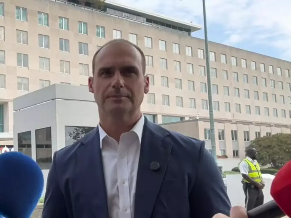 Moraes manda emitir mandado de prisão para Eduardo Bolsonaro