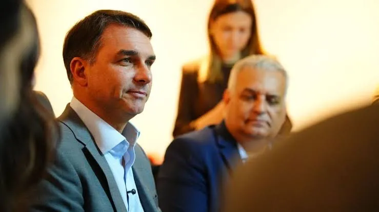 Flávio aciona TSE contra “campanha do medo” com fake news em massa pró-Lula