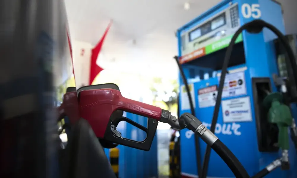 Governo zera impostos federais sobre gasolina por 30 dias