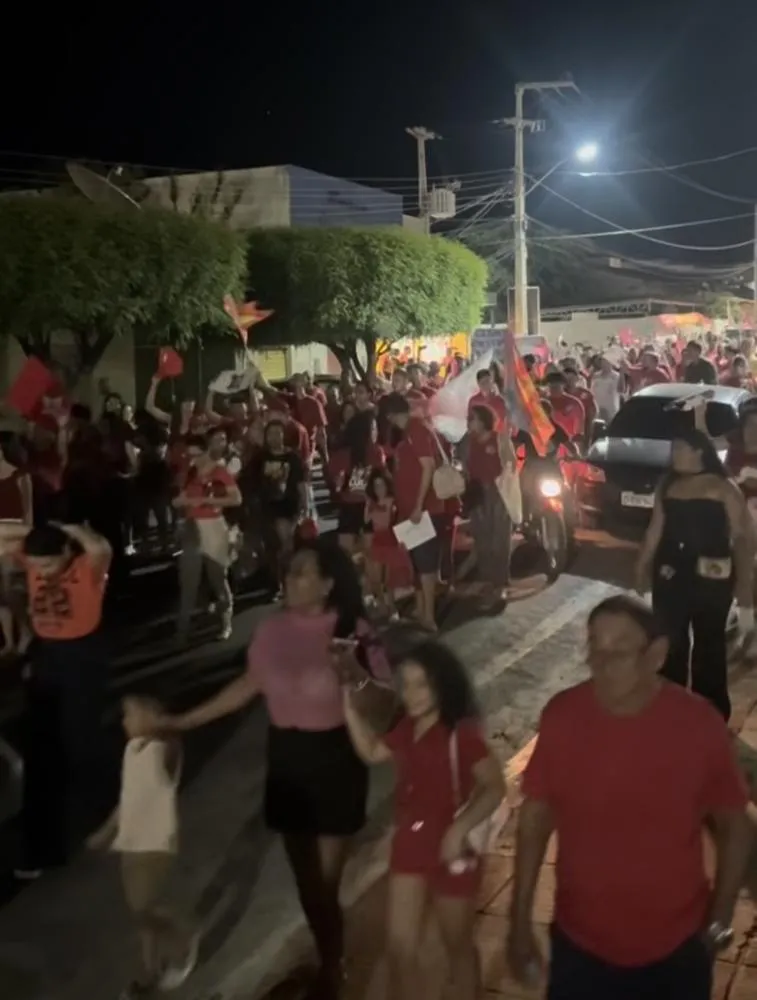Apoiadores de Lula realizam mobilização em apoio à reeleição do presidente em São Raimundo Nonato