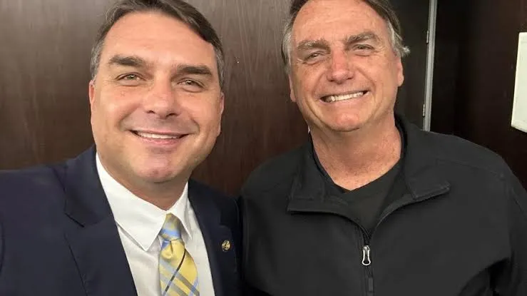 Moraes autoriza retomada das visitas de Flávio a Jair Bolsonaro