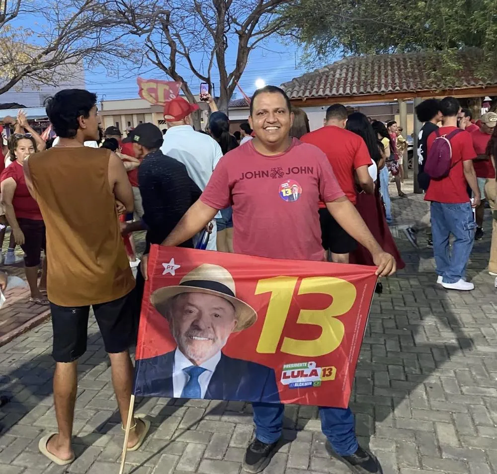 Apoiadores de Lula preparam adesivação em São Raimundo Nonato nesta terça-feira (13)