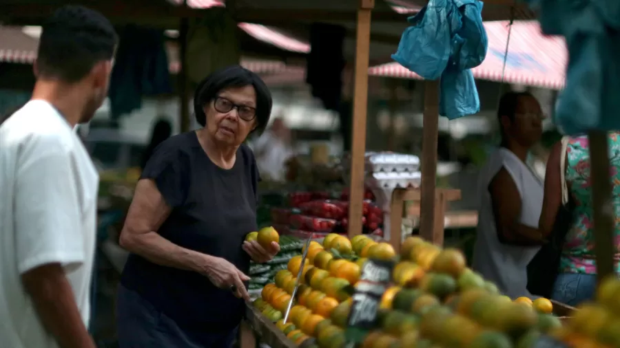 Mercado eleva previsão de inflação, mas prevê dois cortes da Selic em 2026
