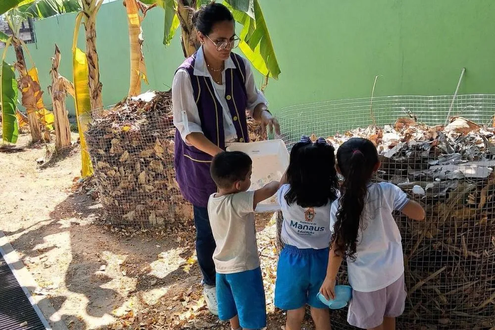 Professores usam ações ambientais e fantasia de super-herói para ensinar alunos e ganham prêmio