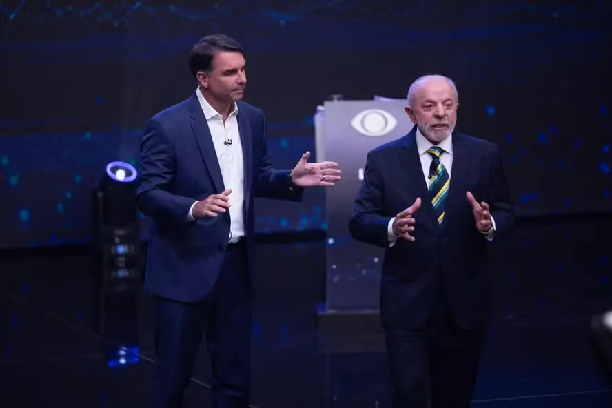 Flávio Bolsonaro e Lula trocam acusações de corrupção e envolvem familiares em debate