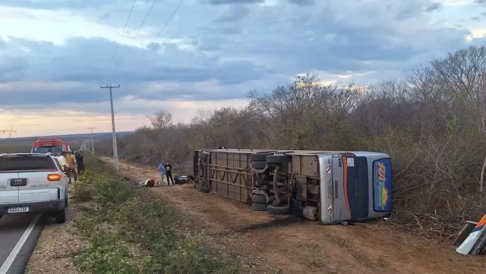Ônibus com 10 pessoas tomba na PI-141 e deixa pessoa ferida em São João do Piauí