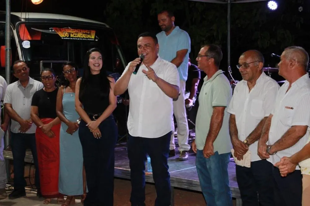 Prefeito Rogério Castro inaugura praça na comunidade Lagoa de Fora