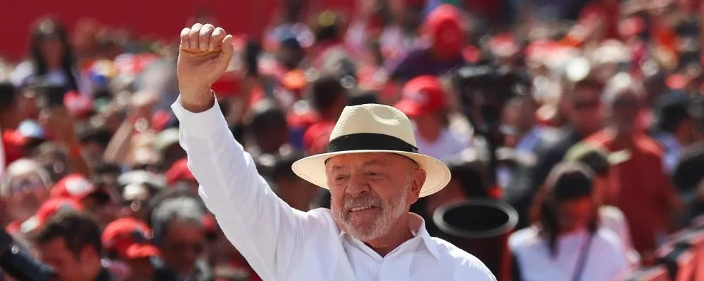 Lula vira, bate Flávio Bolsonaro e se reelege para inédito 4º mandato