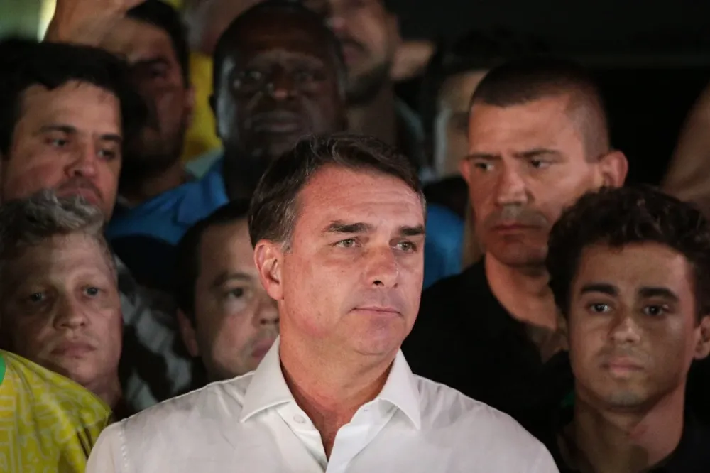 Aliado de Trump diz que Flávio Bolsonaro chegou aos EUA “em segurança”